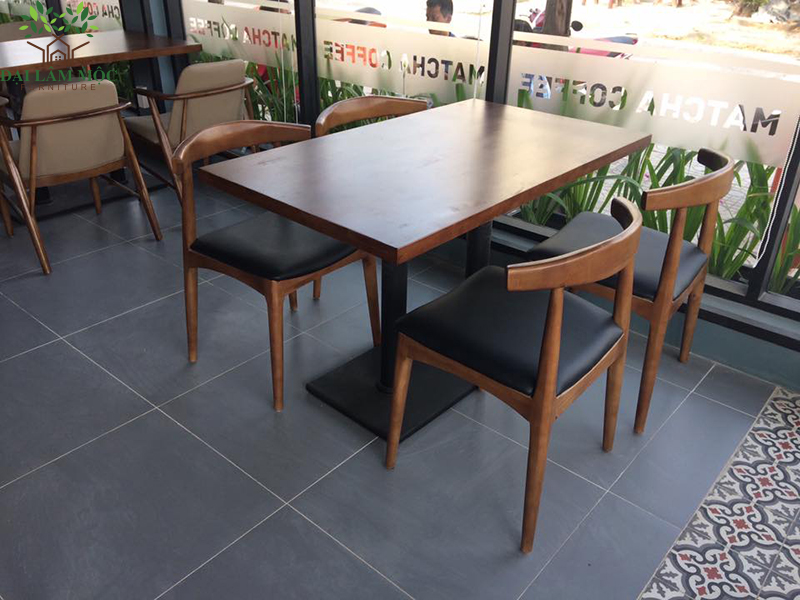 cac-kieu-ban-ghe-go-dep-cho-quan-cafe